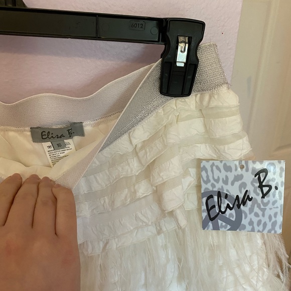 white skirt - Picture 4 of 4